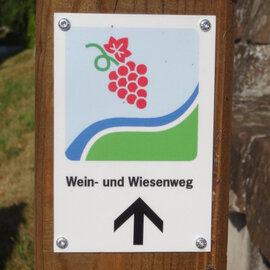 Schild zum Wein- und Wiesenweg